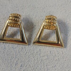 Goldtone earrings beautiful design posts triangle 1" x 1"